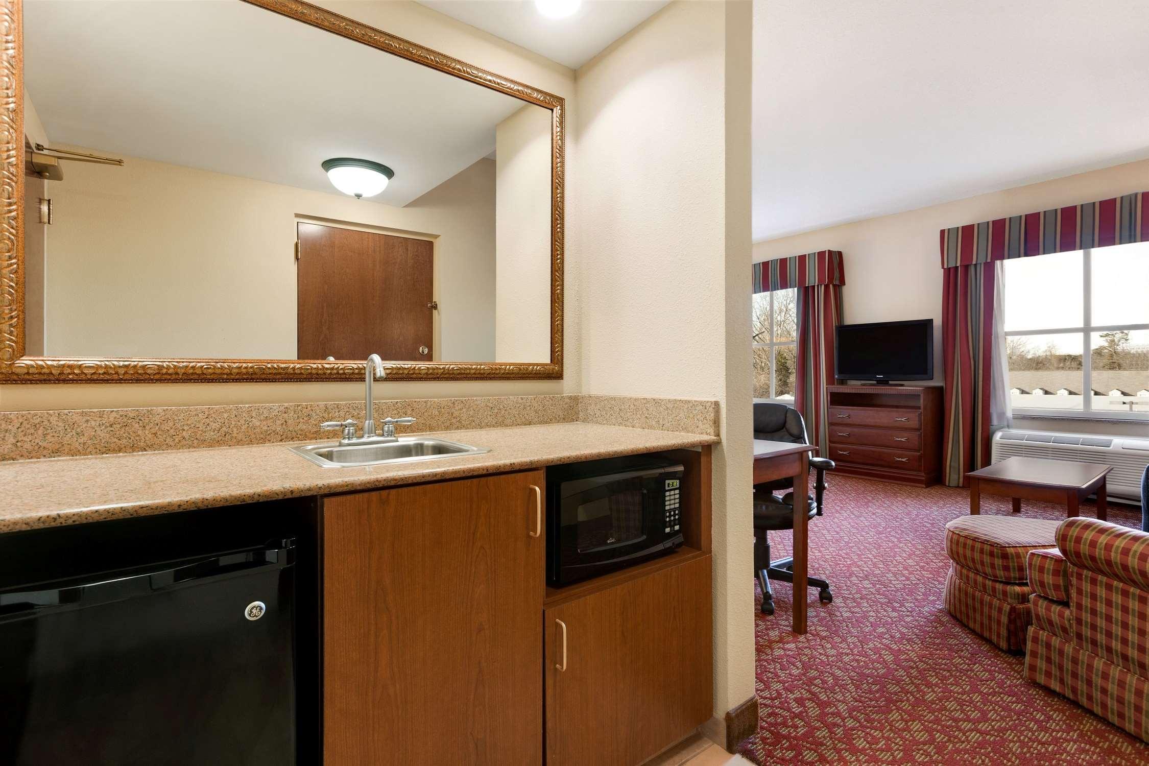 Hotel Hampton & Historic District 3*
