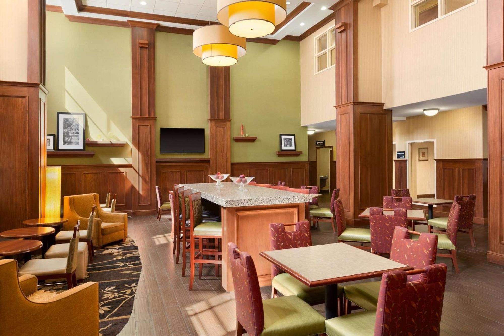 Hotel Hampton & Historic District 3*