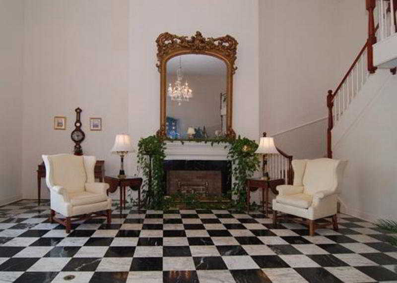 Hotel Hampton & Historic District 3*